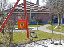 Gartenansicht Kindergarten mit Spielplatz