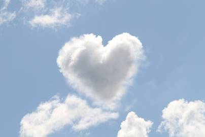 Quelle: Kranich17 / Pixabay.com Weiße Wolke in Herzform am blauen Himmel
